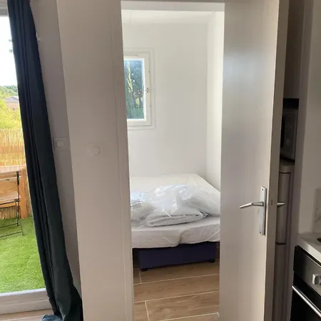 - Piscine & Parking *