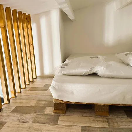 - Piscine & Parking *